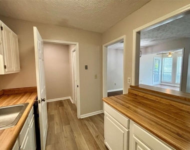3841 Woodridge Way - Photo Thumbnail 7