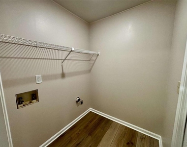 3841 Woodridge Way - Photo Thumbnail 18