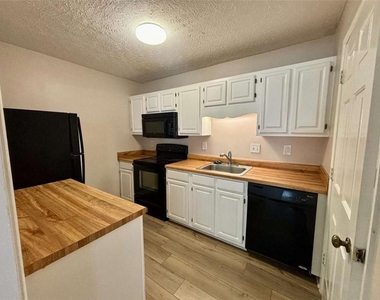 3841 Woodridge Way - Photo Thumbnail 6