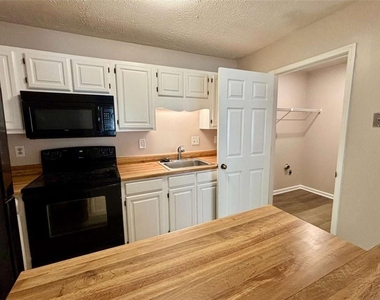 3841 Woodridge Way - Photo Thumbnail 8