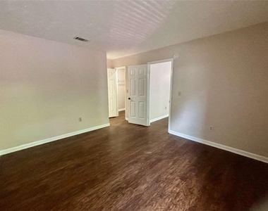 3841 Woodridge Way - Photo Thumbnail 16