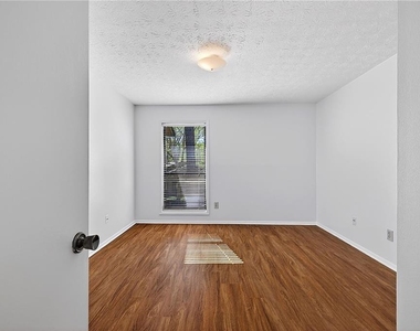 903 Cumberland Court - Photo Thumbnail 11