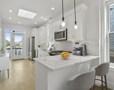 1241 N Bosworth Avenue - Photo Thumbnail 4
