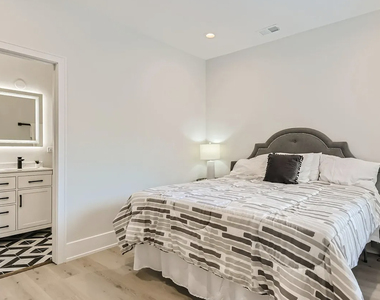 1420 W Winnemac Avenue - Photo Thumbnail 13