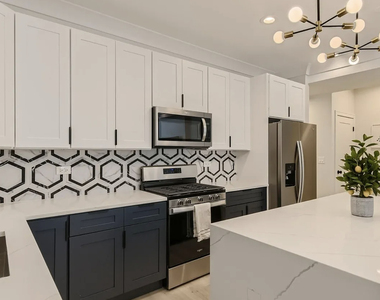 1420 W Winnemac Avenue - Photo Thumbnail 8