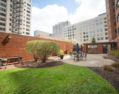 2909 N Sheridan Road - Photo Thumbnail 11