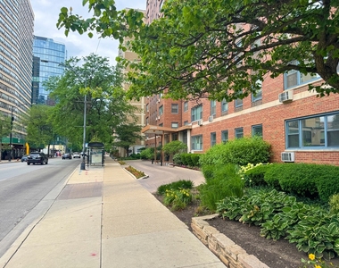 2909 N Sheridan Road - Photo Thumbnail 12