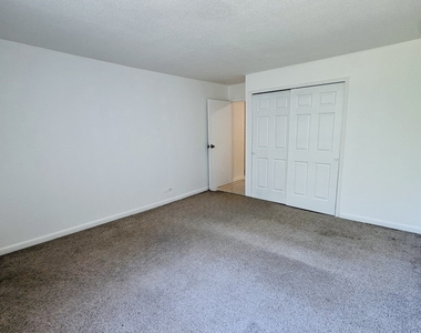 2211 S Stewart Avenue - Photo Thumbnail 10