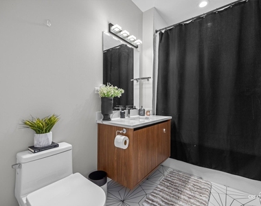 2342 W Adams Street - Photo Thumbnail 12