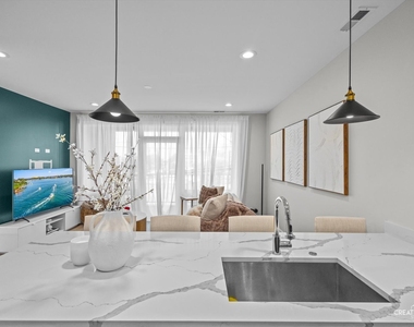 2342 W Adams Street - Photo Thumbnail 3
