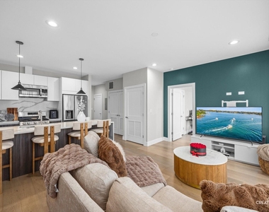 2342 W Adams Street - Photo Thumbnail 8