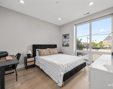 2342 W Adams Street - Photo Thumbnail 11