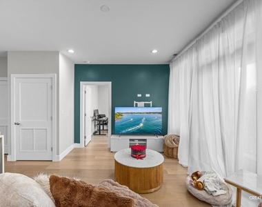 2342 W Adams Street - Photo Thumbnail 7