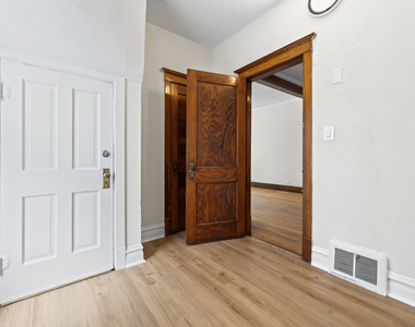 1429 W Barry Avenue - Photo Thumbnail 8