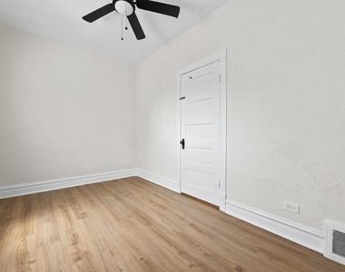 1429 W Barry Avenue - Photo Thumbnail 10