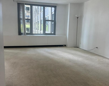 400 E Randolph Street - Photo Thumbnail 3
