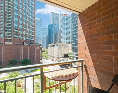 440 N Mcclurg Court - Photo Thumbnail 1