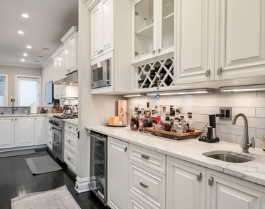 1633 N Wolcott Avenue - Photo Thumbnail 9