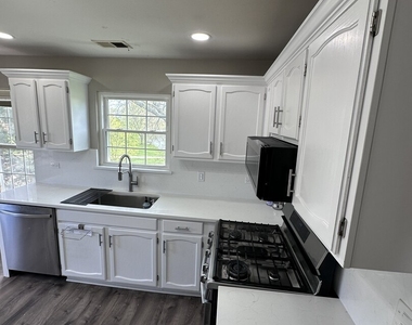 202 E Fabish Drive - Photo Thumbnail 4