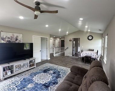 202 E Fabish Drive - Photo Thumbnail 8