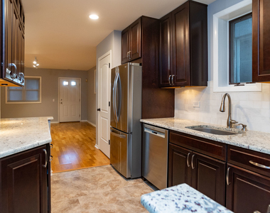 1423 W Melrose Street - Photo Thumbnail 5