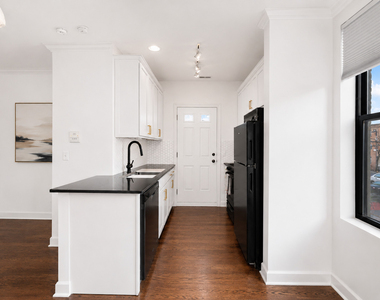 743 W Cornelia Avenue - Photo Thumbnail 5