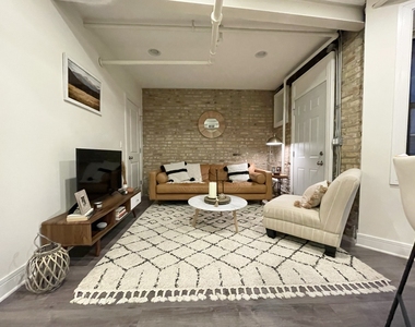 1931 N Hoyne Avenue - Photo Thumbnail 3
