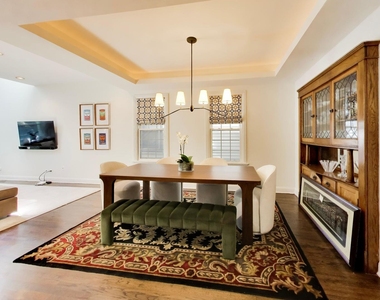 3104 N Southport Avenue - Photo Thumbnail 5