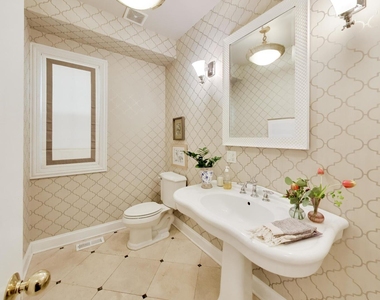 3104 N Southport Avenue - Photo Thumbnail 16