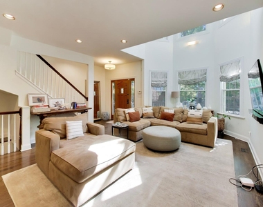 3104 N Southport Avenue - Photo Thumbnail 2