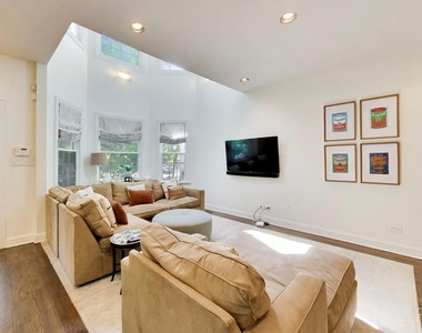3104 N Southport Avenue - Photo Thumbnail 3