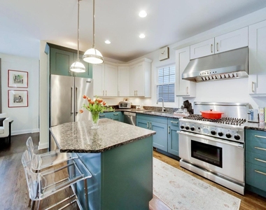 3104 N Southport Avenue - Photo Thumbnail 8
