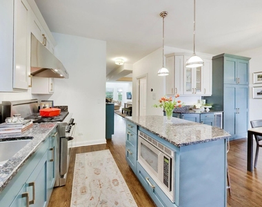 3104 N Southport Avenue - Photo Thumbnail 10