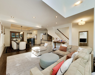 3104 N Southport Avenue - Photo Thumbnail 4