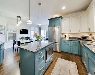 3104 N Southport Avenue - Photo Thumbnail 9