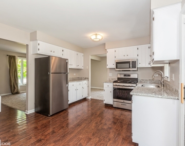 98 Quail Hollow Court - Photo Thumbnail 4