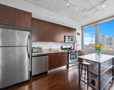 659 W Randolph Street - Photo Thumbnail 3