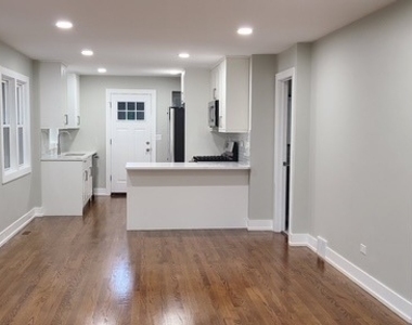 5144 N Avers Avenue - Photo Thumbnail 7