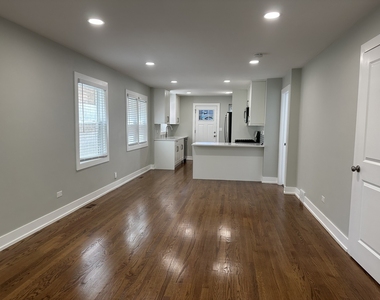 5144 N Avers Avenue - Photo Thumbnail 8