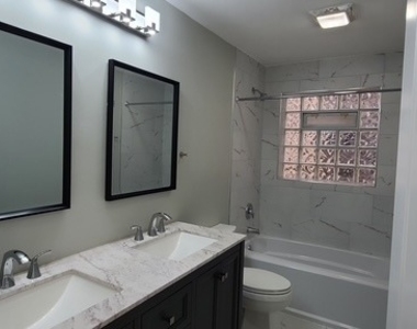 5144 N Avers Avenue - Photo Thumbnail 13