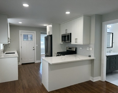 5144 N Avers Avenue - Photo Thumbnail 4