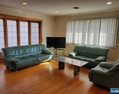 1275 Palisade - Photo Thumbnail 2