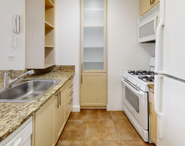 10 Hanover Square - Photo Thumbnail 1
