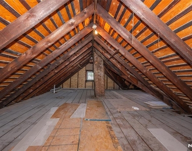 238 Van - Photo Thumbnail 36
