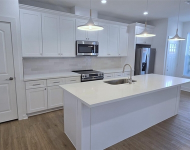1475 Ferguson Way - Photo Thumbnail 4