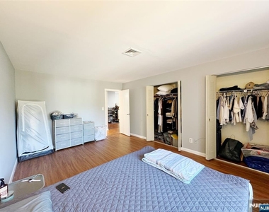 99 Teaneck - Photo Thumbnail 4