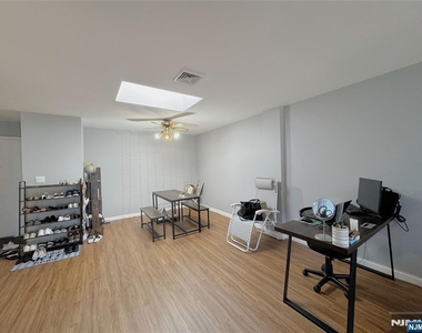 99 Teaneck - Photo Thumbnail 2