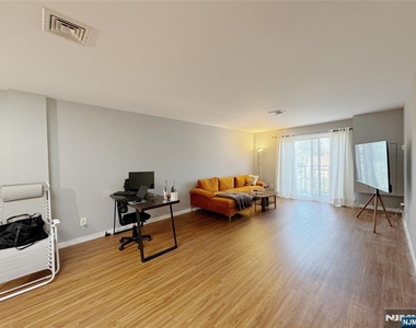 99 Teaneck - Photo Thumbnail 3