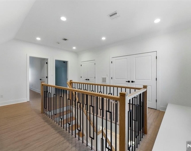 304 Delawanna - Photo Thumbnail 8
