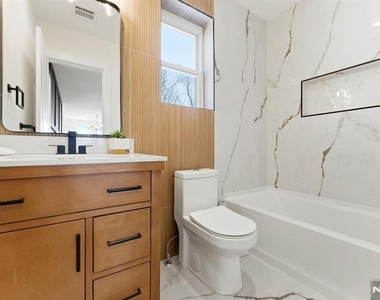 304 Delawanna - Photo Thumbnail 6